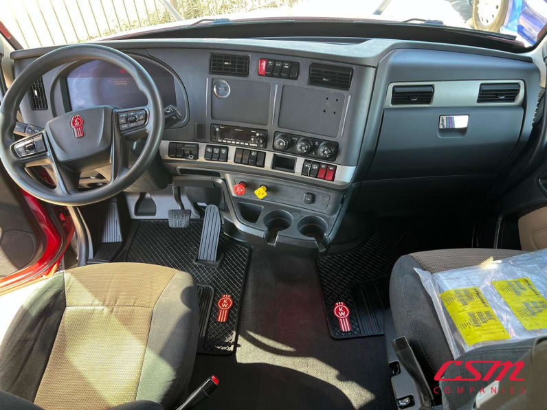 Interior cockpit for this 2023 Kenworth T680 (Stock number: UPJ245494)