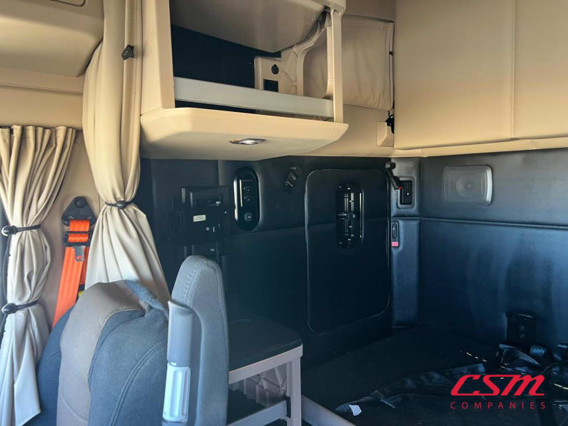 Interior passenger side sleeper for this 2023 Kenworth T680 (Stock number: UPJ245494)