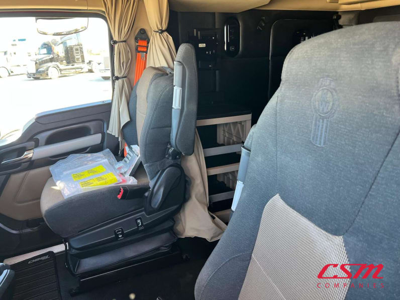 Interior seats for this 2023 Kenworth T680 (Stock number: UPJ245494)