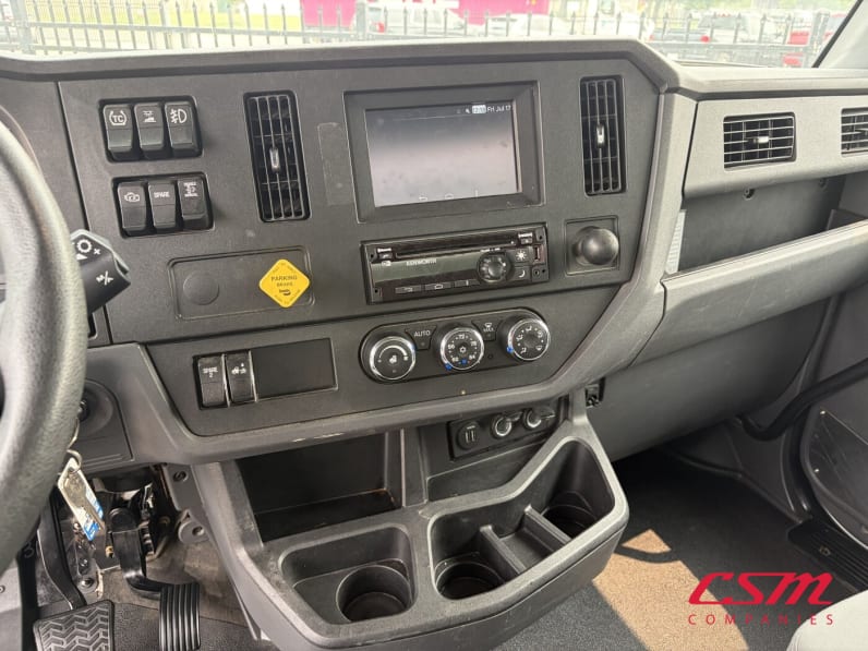 Interior radio and navigation system for this 2023 Kenworth T280 (Stock number: UPM237617)Weeee