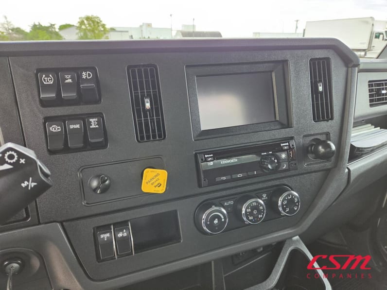 Interior radio and navigation system for this 2023 Kenworth T280 (Stock number: UPM237619)Weeee