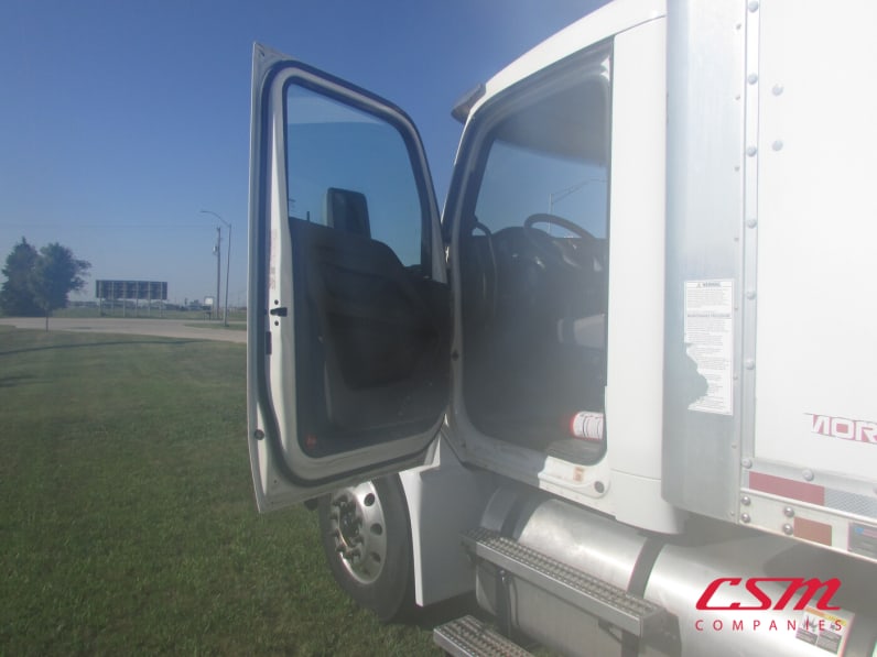 Drivers side door open for this 2023 Kenworth T280 (Stock number: UPM237620)Weeee