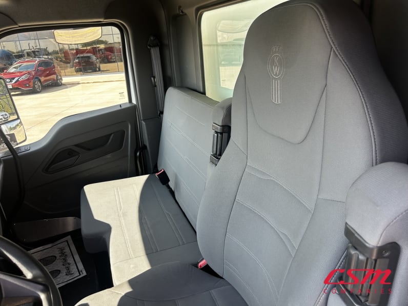 Interior seats for this 2023 Kenworth T280 (Stock number: UPM237621)Weeee