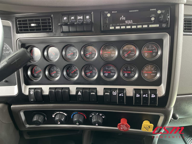 Interior radio and navigation system for this 2023 Kenworth W900L (Stock number: UPR256936)
