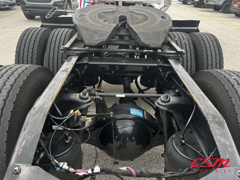 Center rear frame for this 2024 Peterbilt 567 (Stock number: URD646210)Weeee