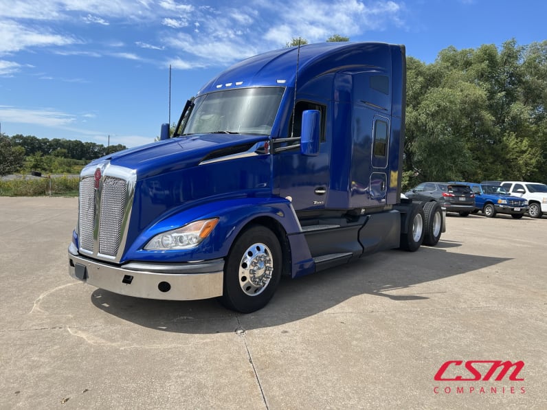 Exterior front drivers side for this 2024 Kenworth T680 (Stock number: URJ337721)Weeee