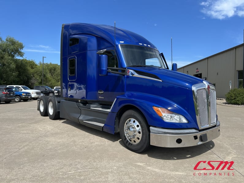 Exterior front passenger side for this 2024 Kenworth T680 (Stock number: URJ337721)Weeee