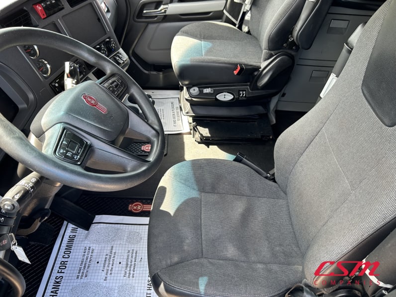 Interior seats for this 2024 Kenworth T680 (Stock number: URJ337721)Weeee