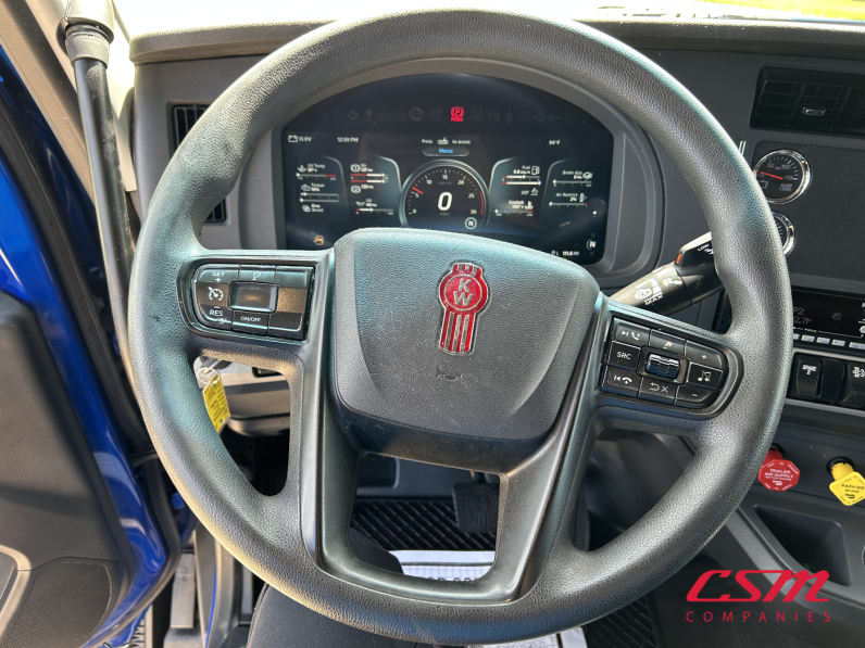 Interior steering wheel for this 2024 Kenworth T680 (Stock number: URJ337721)Weeee
