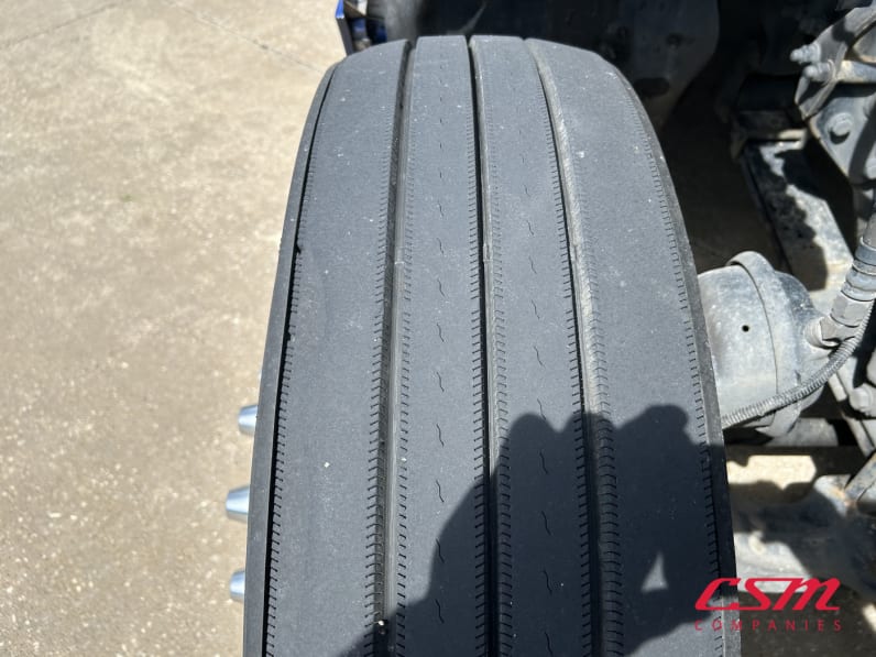 Passenger side front tire tread for this 2024 Kenworth T680 (Stock number: URJ337721)Weeee