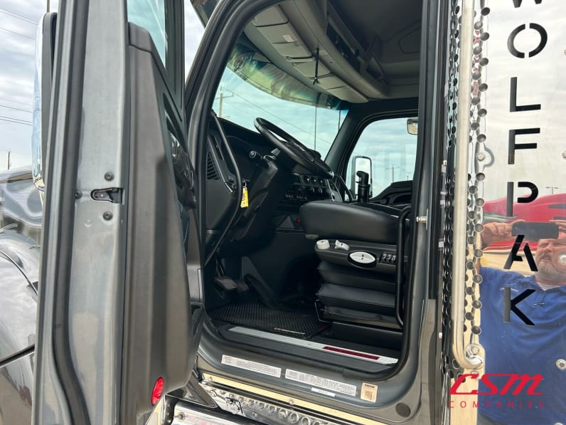 Drivers side door open for this 2024 Kenworth W990 (Stock number: URJ351372)