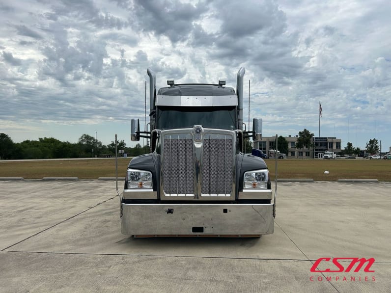 Exterior full front view for this 2024 Kenworth W990 (Stock number: URJ351372)