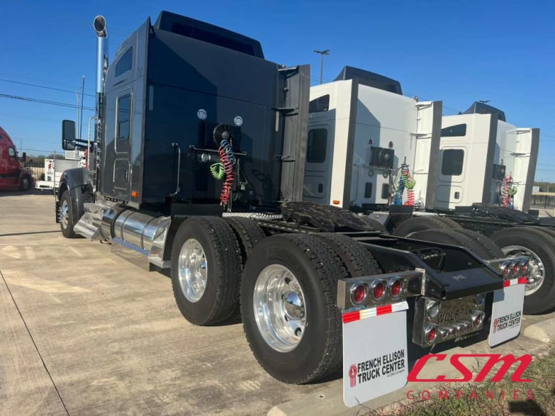 Exterior rear driver side for this 2024 Kenworth W990 (Stock number: URJ351372)