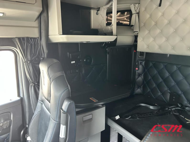Interior passenger side sleeper for this 2024 Kenworth W990 (Stock number: URJ351372)