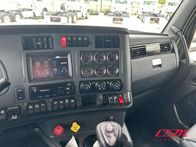 Interior radio and navigation system for this 2024 Kenworth W990 (Stock number: URJ351372)