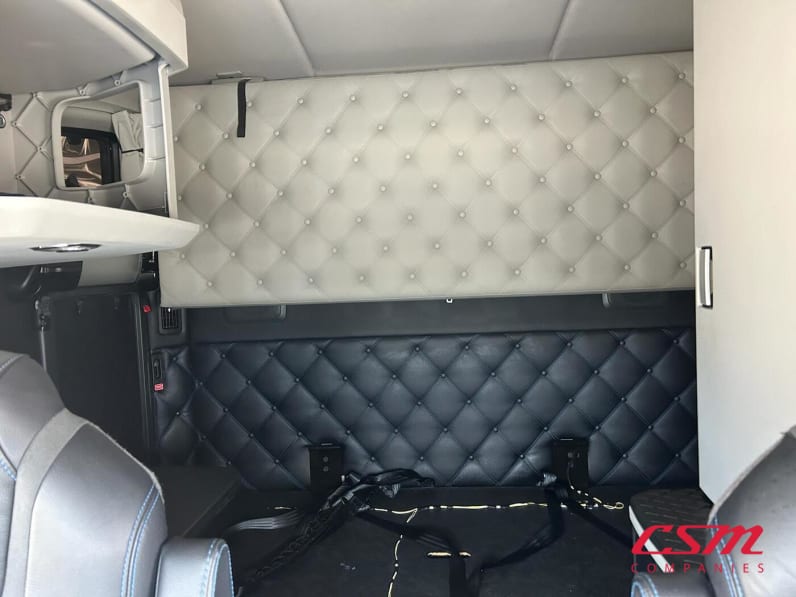 Interior wide sleeper view for this 2024 Kenworth W990 (Stock number: URJ351372)