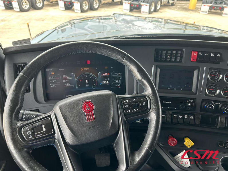 Interior steering wheel for this 2024 Kenworth W990 (Stock number: URJ351372)