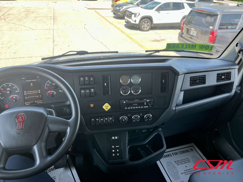 Interior cockpit for this 2024 Kenworth T280 (Stock number: URM337029)