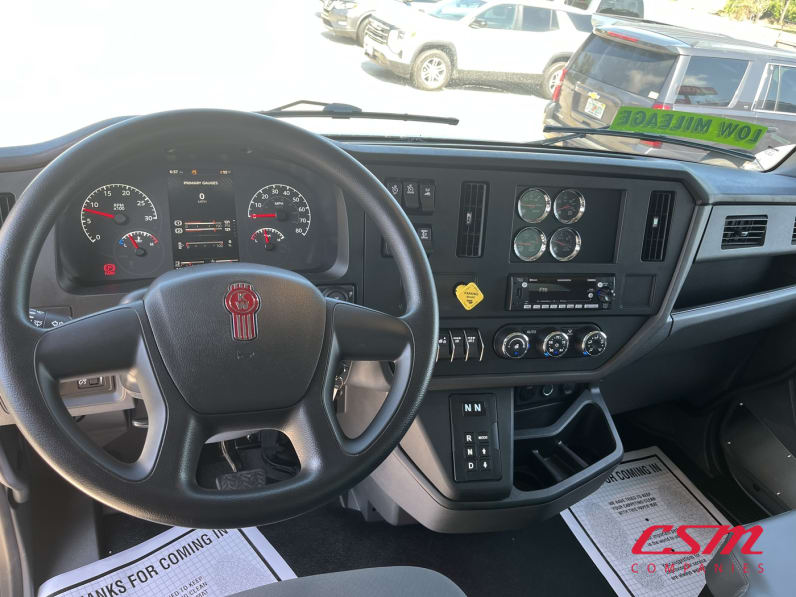 Interior dash for this 2024 Kenworth T280 (Stock number: URM337029)