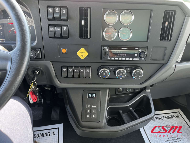 Interior radio and navigation system for this 2024 Kenworth T280 (Stock number: URM337029)