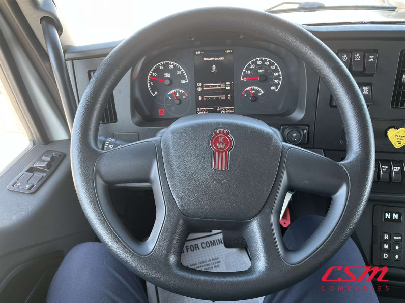 Interior steering wheel for this 2024 Kenworth T280 (Stock number: URM337029)
