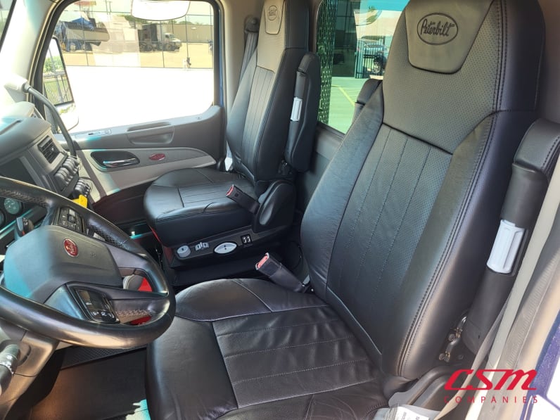 Interior seats for this 2025 Peterbilt 579 (Stock number: USD739466)Weeee