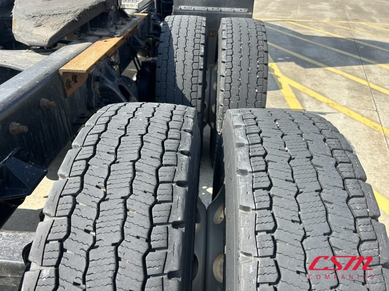 Passenger side rear frame and tire tread for this 2025 Peterbilt 579 (Stock number: USD739466)Weeee