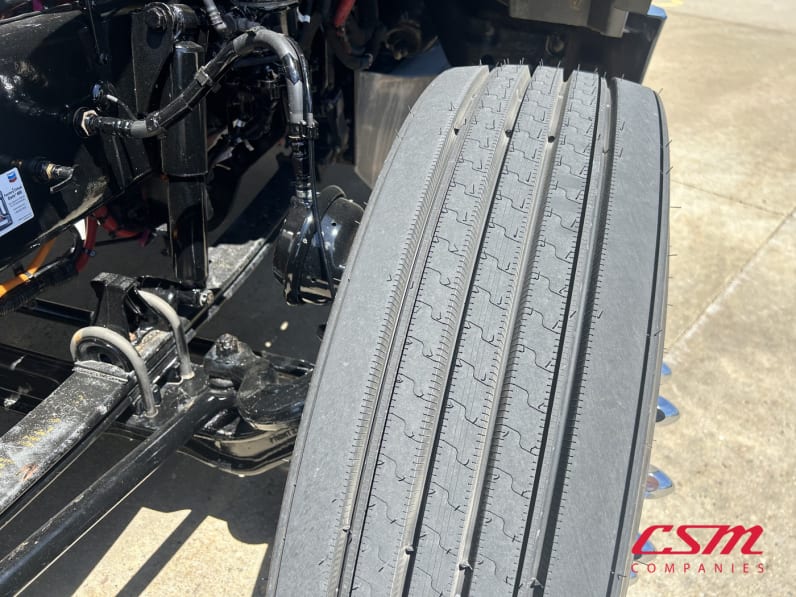 Driver side front tire tread for this 2025 Peterbilt 579 (Stock number: USD739468)Weeee