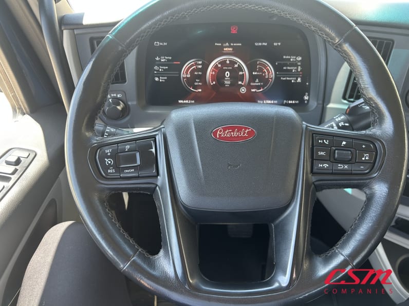 Interior steering wheel for this 2025 Peterbilt 579 (Stock number: USD739468)Weeee