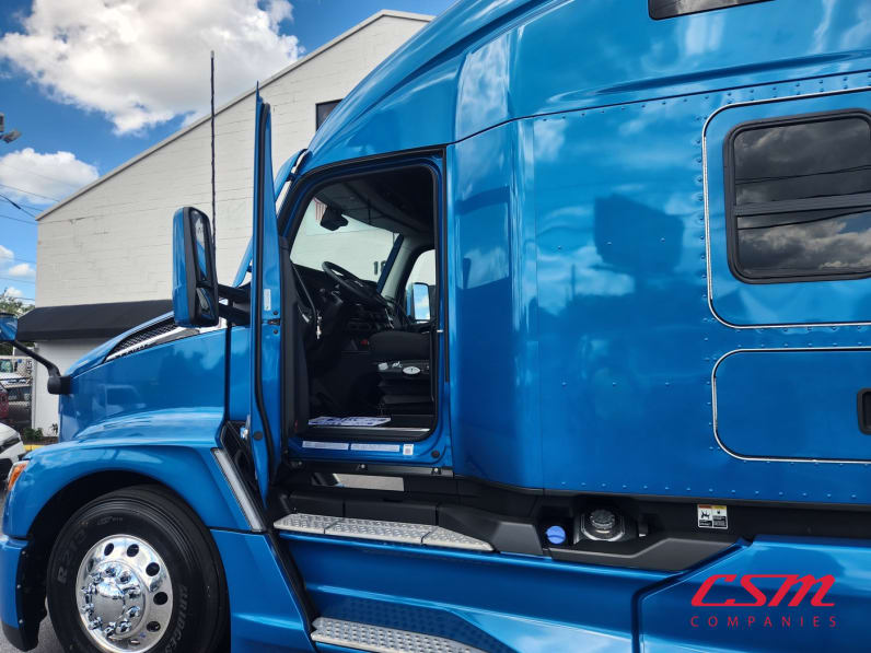 Drivers side door open for this 2027 Kenworth T680 (Stock number: VJ233069)Weeee