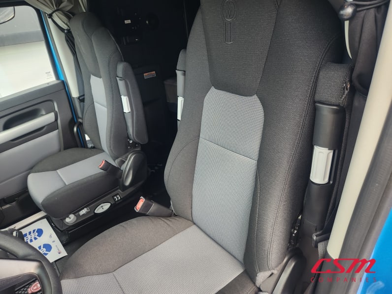 Interior seats for this 2027 Kenworth T680 (Stock number: VJ233069)Weeee