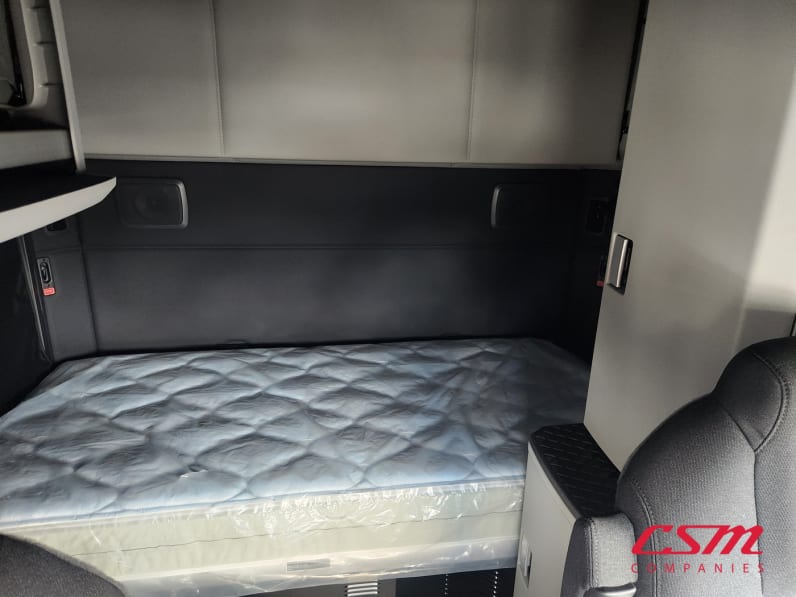 Interior wide sleeper view for this 2027 Kenworth T680 (Stock number: VJ233069)Weeee