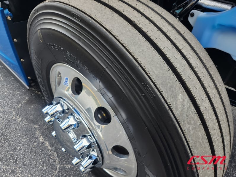 Passenger side front tire tread for this 2027 Kenworth T680 (Stock number: VJ233069)Weeee