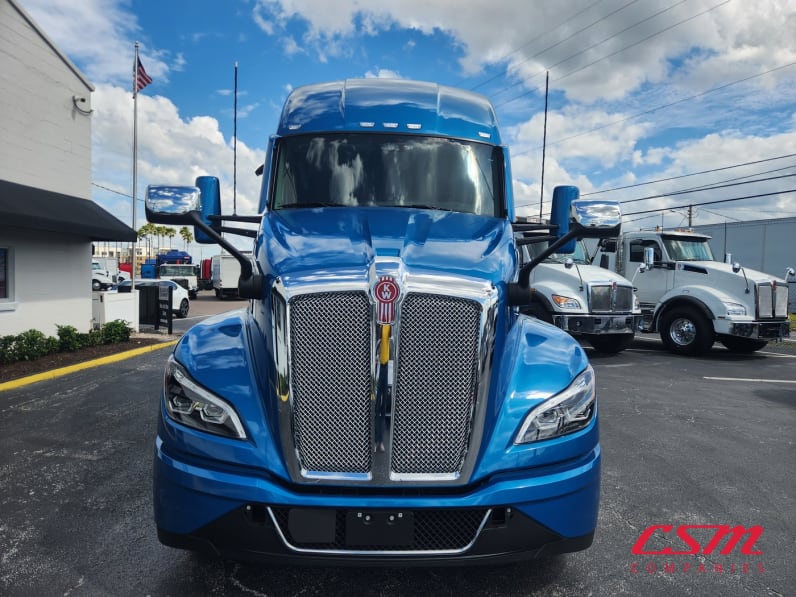 Exterior full front view for this 2027 Kenworth T680 (Stock number: VJ233071)Weeee