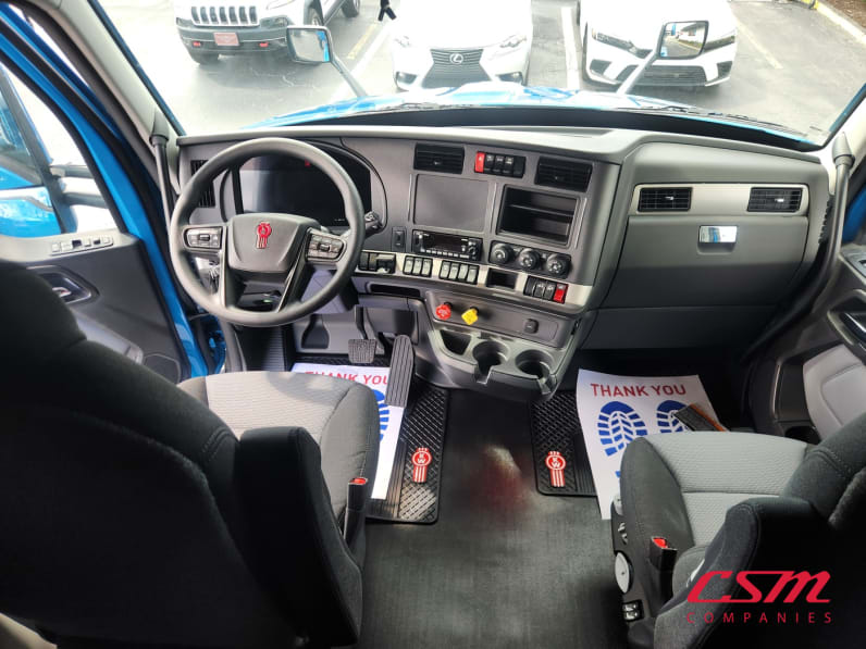 Interior cockpit for this 2027 Kenworth T680 (Stock number: VJ233071)Weeee