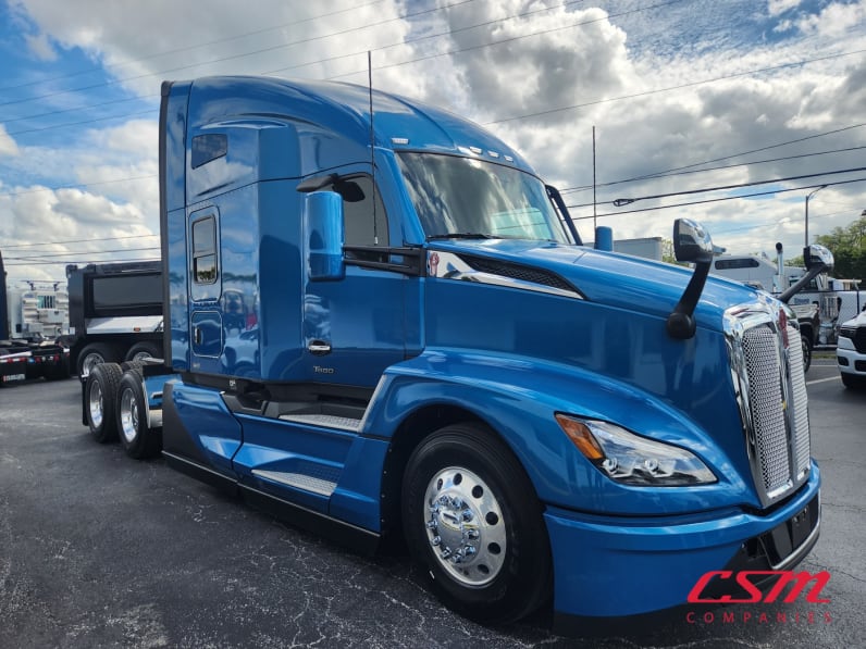 Exterior front passenger side for this 2027 Kenworth T680 (Stock number: VJ233072)Weeee
