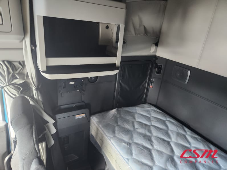 Interior passenger side sleeper for this 2027 Kenworth T680 (Stock number: VJ233073)Weeee