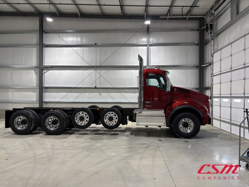Exterior full passenger side for this 2027 Kenworth T880 (Stock number: VJ236584)Weeee