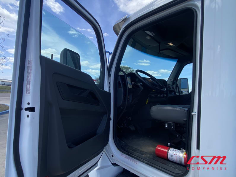 Drivers side door open for this 2027 Kenworth T480 (Stock number: VJ238970)Weeee