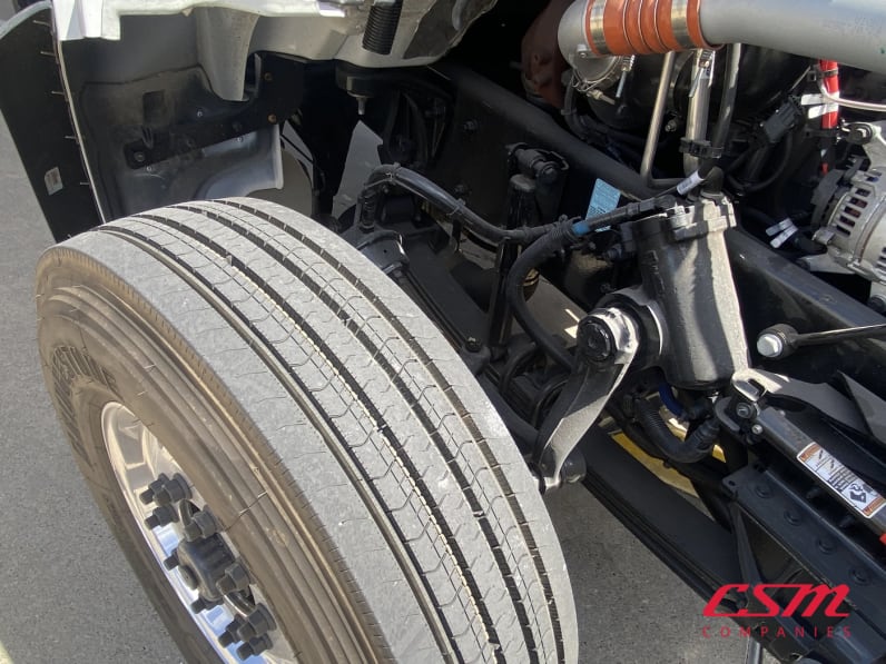 Passenger side front tire tread for this 2027 Kenworth T480 (Stock number: VJ238970)Weeee