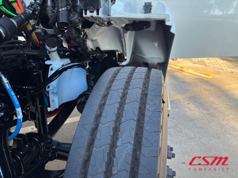 Driver side front tire tread for this 2027 Kenworth T280 (Stock number: VJ239142)Weeee