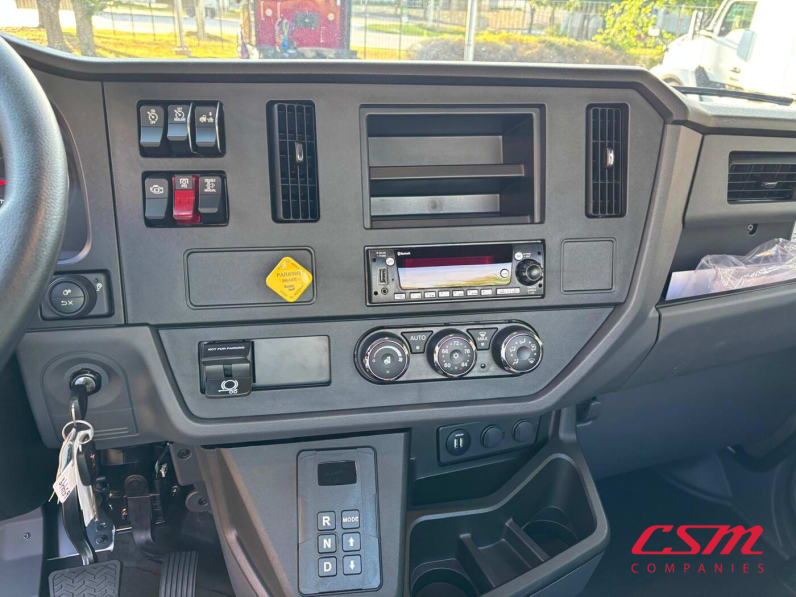 Interior radio and navigation system for this 2027 Kenworth T280 (Stock number: VJ239142)Weeee