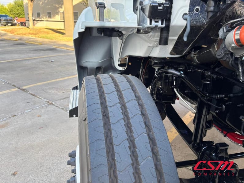 Passenger side front tire tread for this 2027 Kenworth T280 (Stock number: VJ239142)Weeee