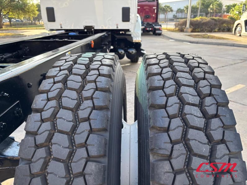Passenger side rear frame and tire tread for this 2027 Kenworth T280 (Stock number: VJ239142)Weeee