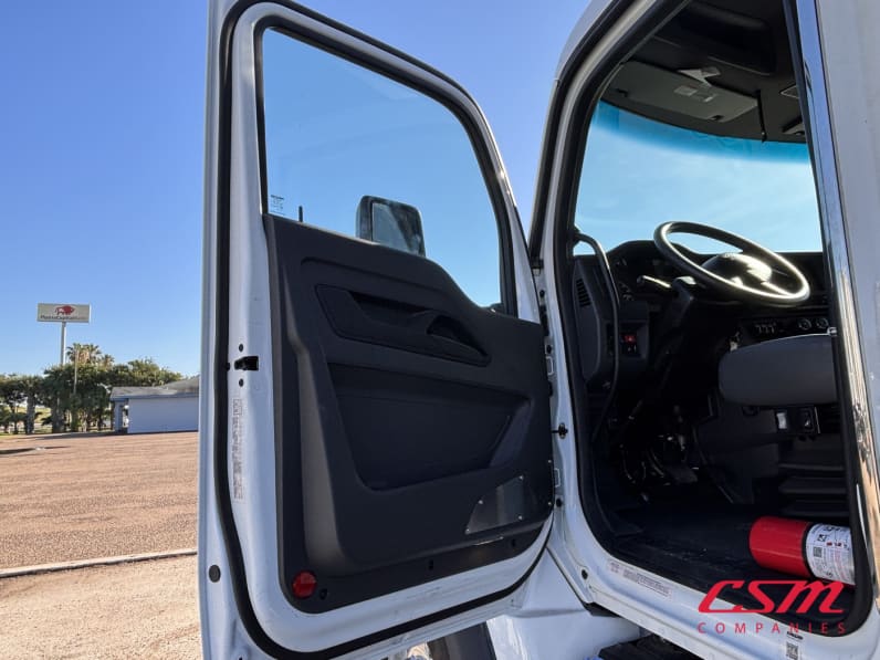 Drivers side door open for this 2027 Kenworth T480 (Stock number: VJ239775)Weeee