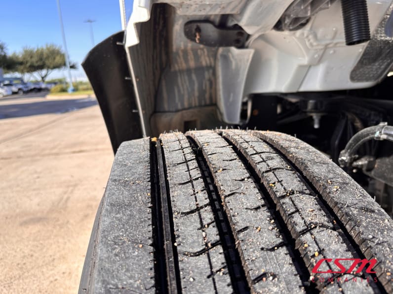 Passenger side front tire tread for this 2027 Kenworth T480 (Stock number: VJ239775)Weeee