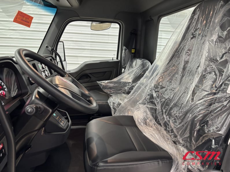 Interior seats for this 2027 Kenworth T480 (Stock number: VJ240069)Weeee