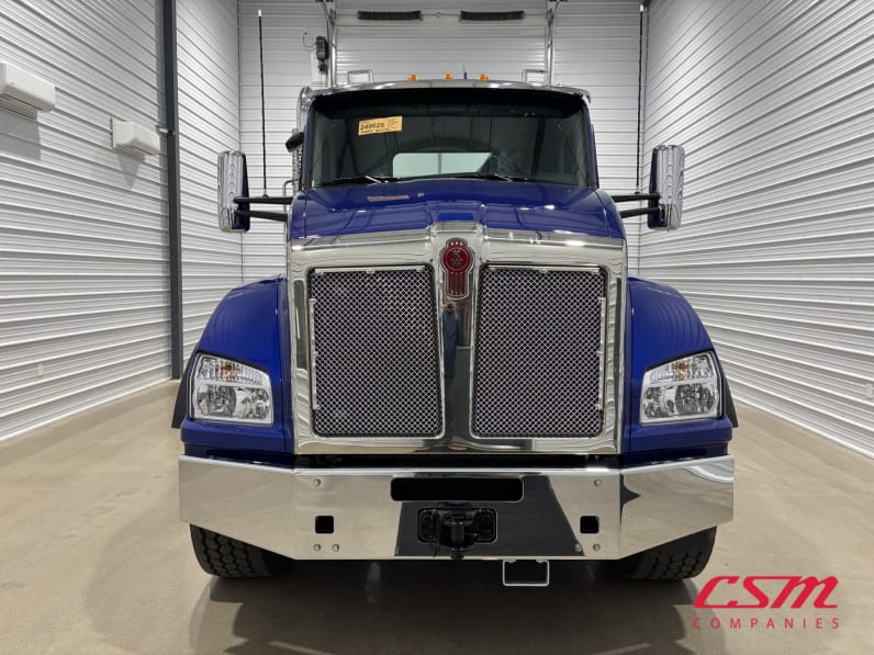 Exterior full front view for this 2027 Kenworth T880 (Stock number: VJ240625)Weeee