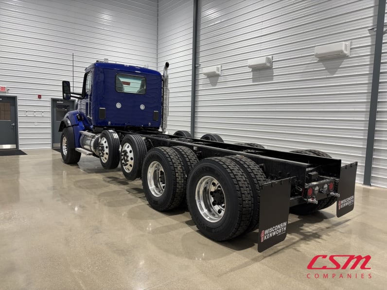 Exterior rear driver side for this 2027 Kenworth T880 (Stock number: VJ240625)Weeee