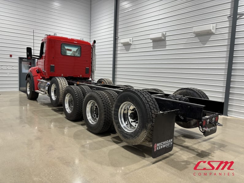 Exterior rear driver side for this 2027 Kenworth T880 (Stock number: VJ240848)Weeee